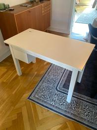 Vitt skrivbord/sminkbord bortskänkes