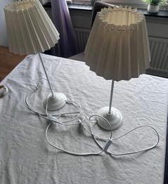 Bortskänkes två fönsterlampor