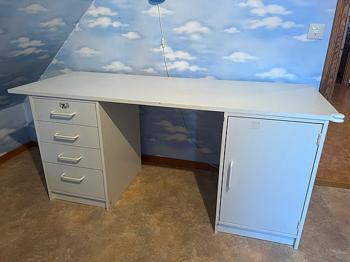 Vitt skrivbord, med lådor och skåp